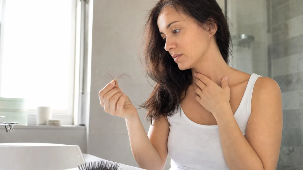 Illustration éditoriale pour l’article « Perte de cheveux et hypothyroïdie : que faire pour agir »