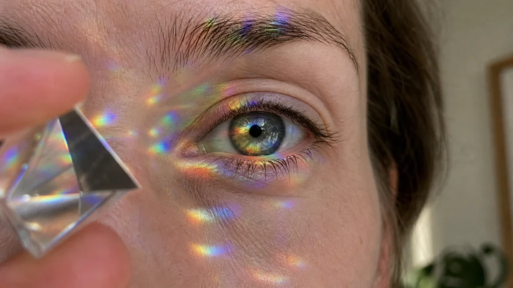 Illustration éditoriale pour l’article « Comprendre le phénomène de kaléidoscope dans l'oeil »